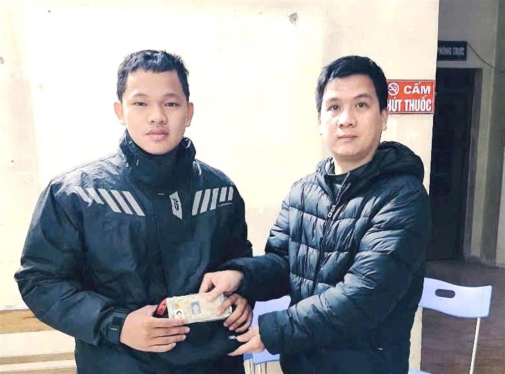Thiếu tá Dương Văn Hiệt, Trưởng Công an xã Yến Dương trao trả tài sản cho anh Đặng Thanh Sơn.