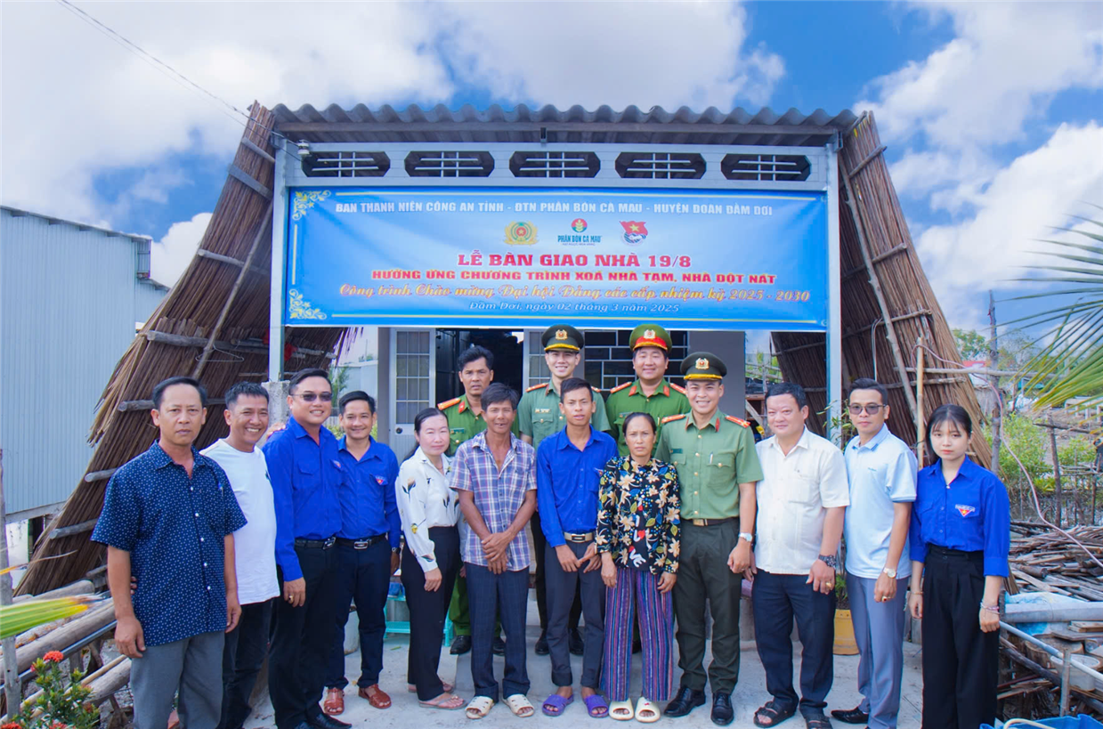 Thực hiện chương trình Chung tay xóa nhà tạm, nhà dột nát trên địa bàn tỉnh.