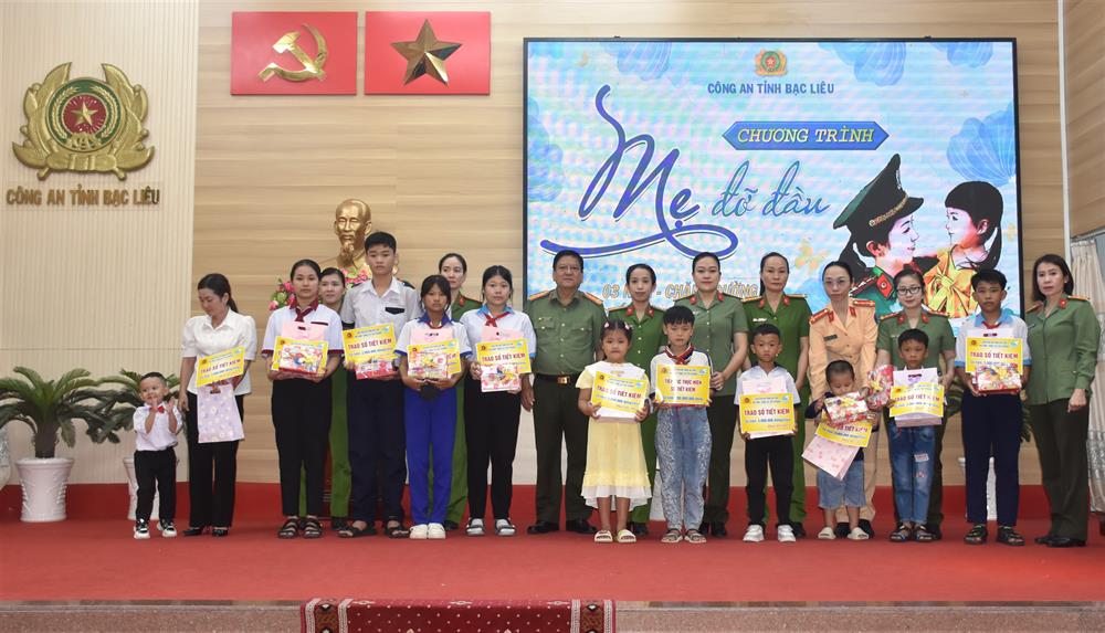Đại tá Trương Công Dũng, Phó Giám đốc Công an tỉnh trao sổ tiết kiệm từ nguồn vốn mô hình “Vòng tay yêu thương” tặng các cháu được phụ nữ Công an nhận đỡ đầu