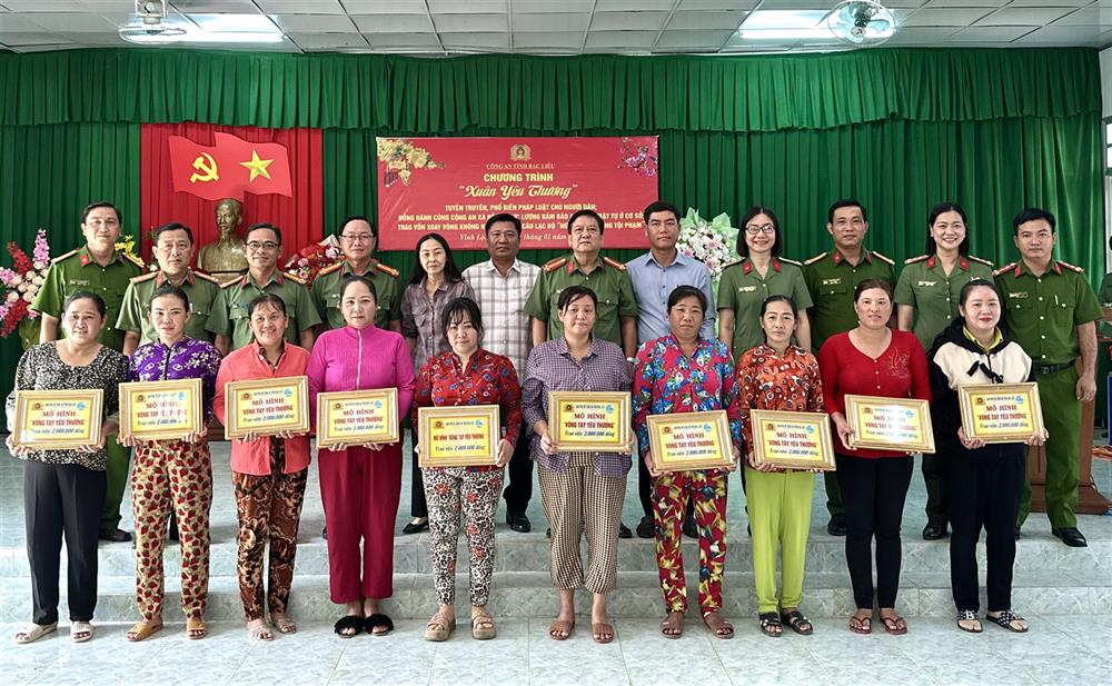 Trao vốn tặng thành viên Câu lạc bộ “Nữ phòng, chống tội phạm”.