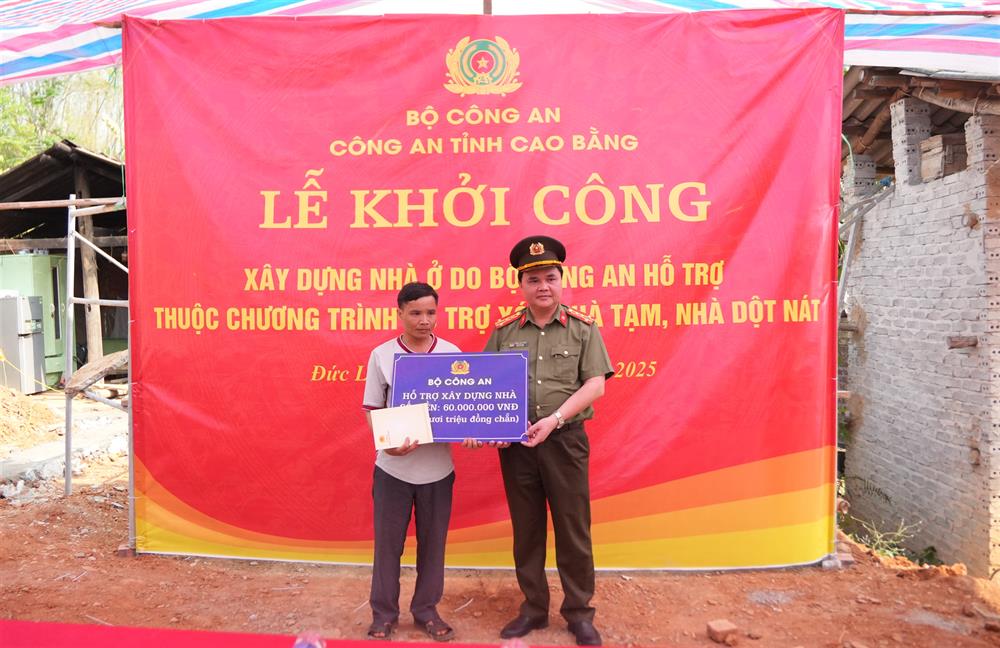 thừa ủy quyền, Đại tá Lương Văn Thiểm, Phó Giám đốc Công an tỉnh đã trao kinh phí từ nguồn hỗ trợ của Bộ Công an hỗ trợ xây dựng nhà mới tặng bà Tô Thị Nhung.