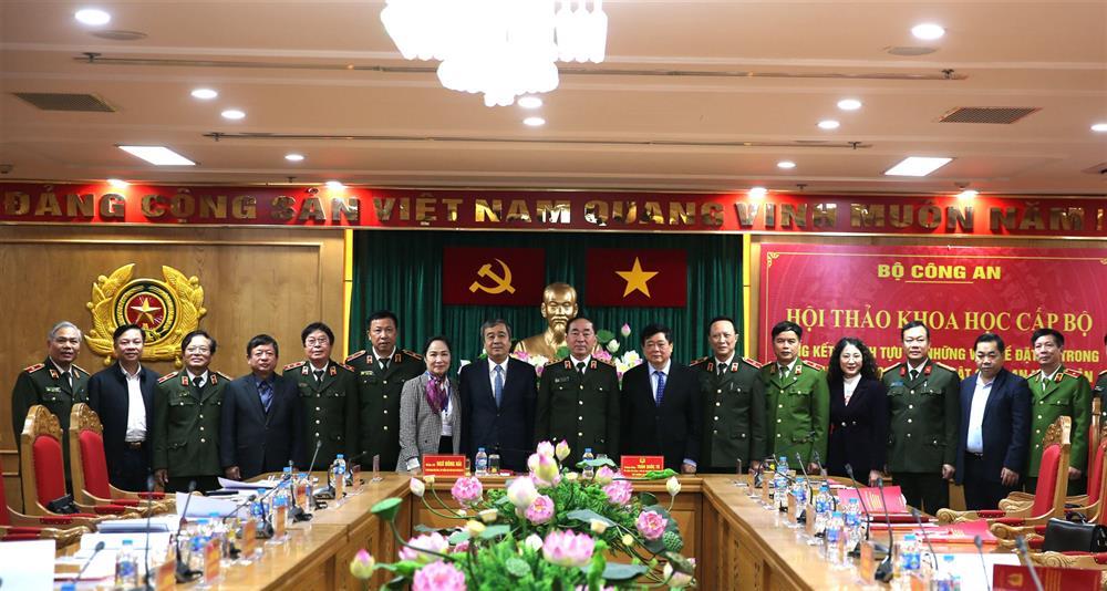 Thứ trưởng Trần Quốc Tỏ cùng các đại biểu dự Hội thảo.