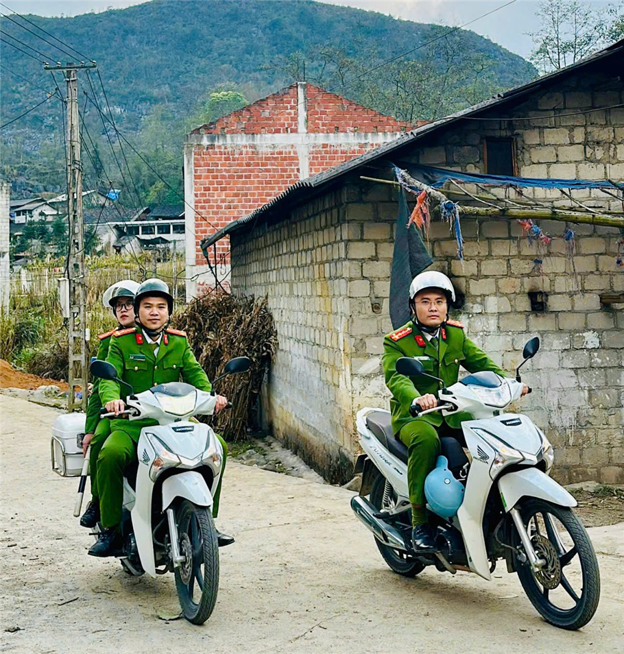 Công an xã Sà Phìn thường xuyên tuần tra đến từng thôn, xóm để kịp thời nắm tình hình địa bàn.