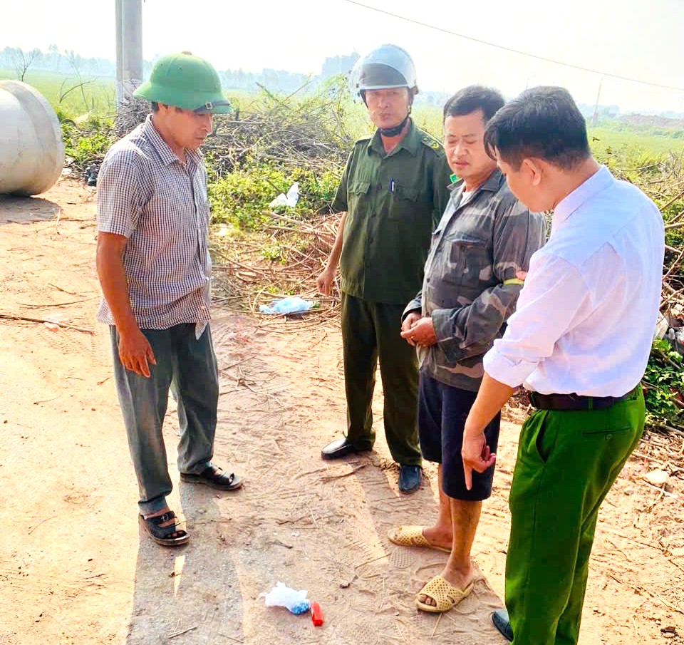 Anh Nguyễn Văn Bắc cùng thành viên Tổ ANTT bắt giữ đối tượng tàng trữ trái phép chất ma túy.