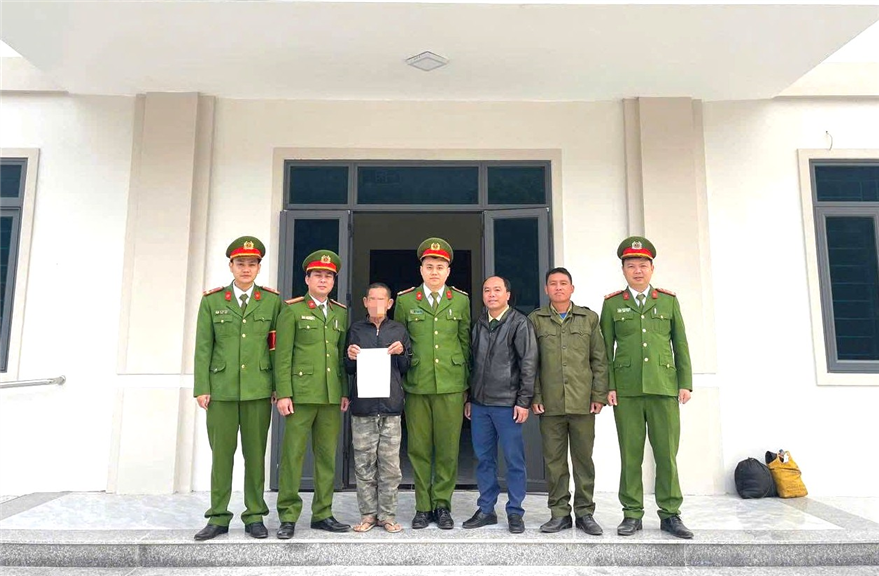 Công an xã Yên Thắng giúp đỡ ông B.V.T. về với gia đình an toàn.
