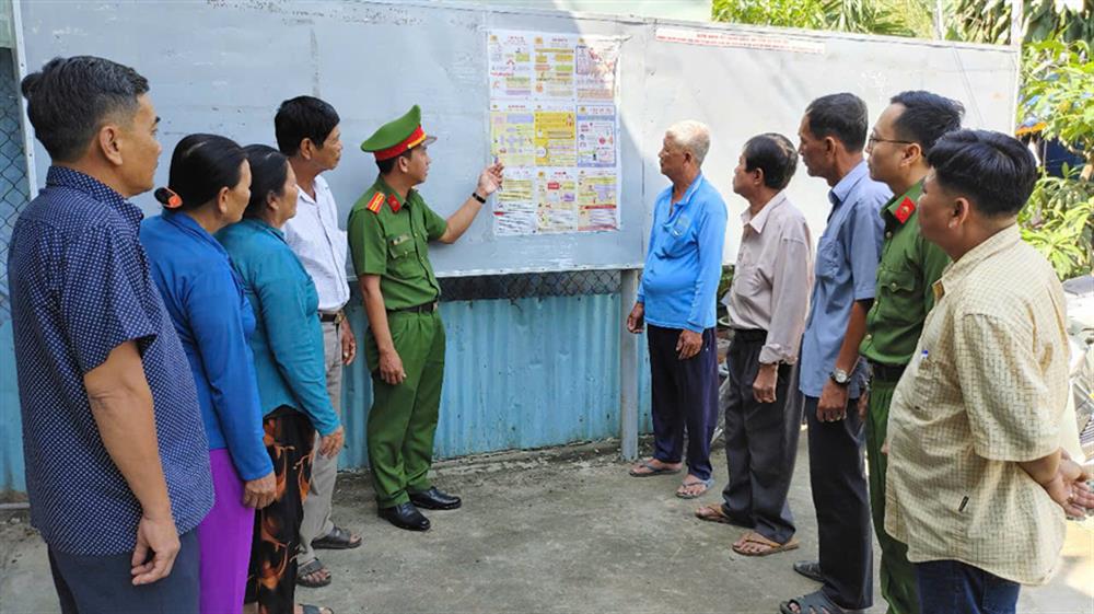 Lực lượng Công an xã Vĩnh Xương tuyên truyền, giáo dục pháp luật cho người dân.
