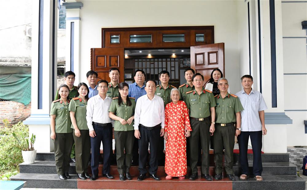 Các đại biểu và Mẹ Việt Nam Anh hùng Hoàng Thị Hành dự buổi Lễ.
