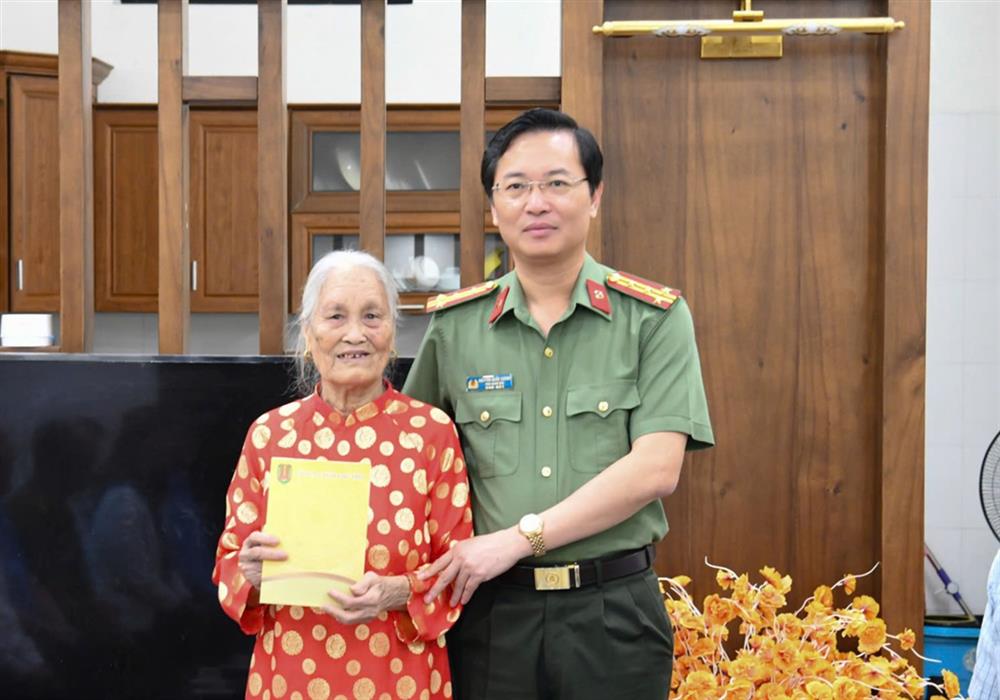 Đại tá Nguyễn Quốc Vương, Phó Giám đốc Công an tỉnh Phú Thọ trao quà tặng Mẹ Việt Nam Anh hùng Hoàng Thị Hành.