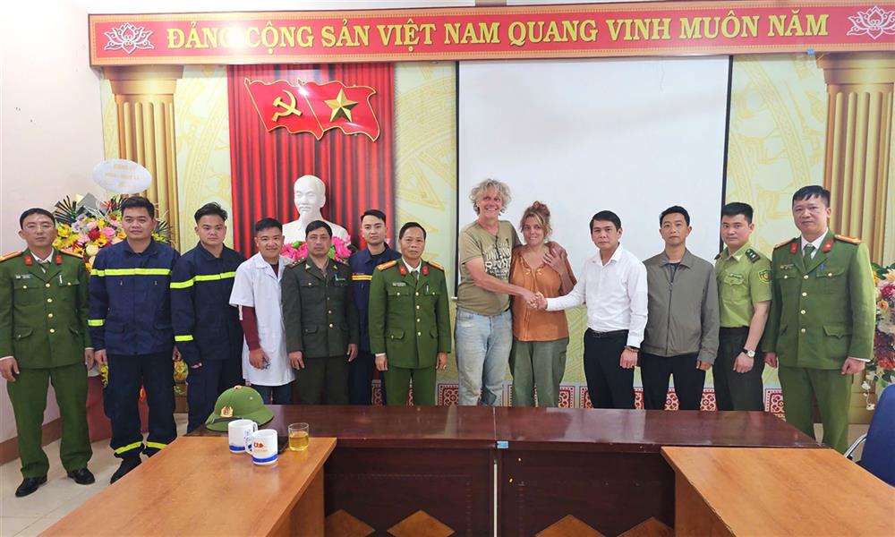Ông Christian được các lực lượng chức năng đưa về trụ sở xã Hoàng Liên an toàn.
