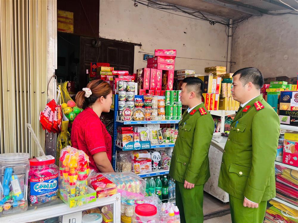 Đoàn viên trong Chi đoàn Công an xã Trung Kiên tuyên truyền pháp luật và những quy định về ANTT cho người dân.
