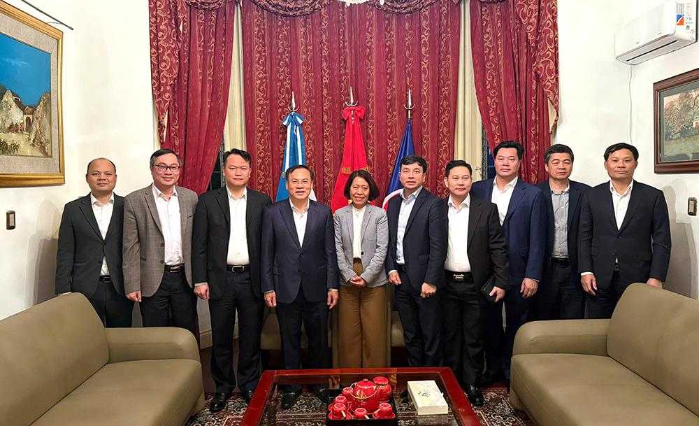 Thứ trưởng Nguyễn Văn Long cùng Đoàn công tác tới thăm Đại sứ quán Việt Nam tại Argentina.