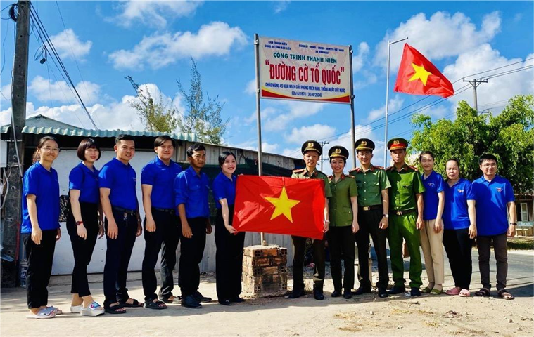 Công trình “Đường cờ Tổ quốc” tại xã Vĩnh Hậu, huyện Hòa Bình.