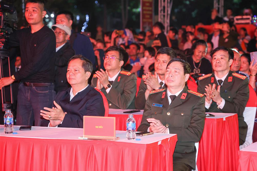 Các đại biểu cùng Nhân dân dự chương trình nghệ thuật Lời ca dâng Bác.