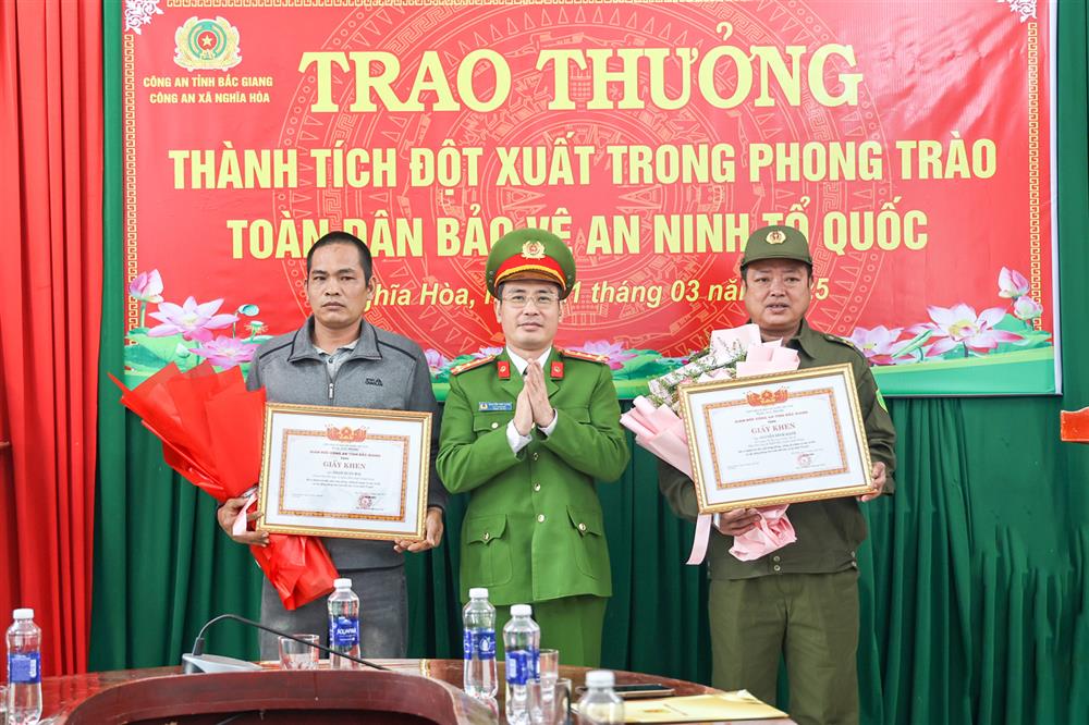 Đại tá Nguyễn Thế Tuấn, Phó Giám đốc Công an tỉnh trao Giấy khen của Công an tỉnh tặng 02 cá nhân có thành tích xuất sắc.