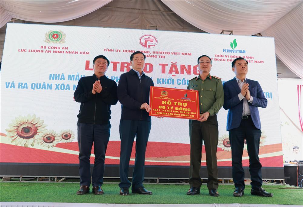 Thứ trưởng Phạm Thế Tùng trao kinh phí cho lãnh đạo tỉnh Quảng Trị.
