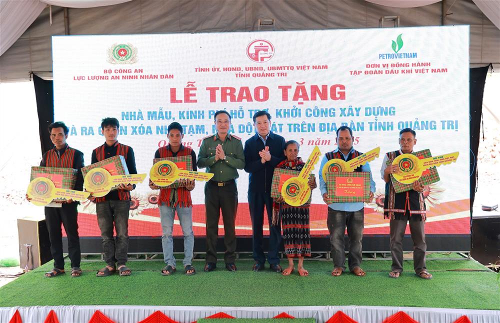 Thứ trưởng Phạm Thế Tùng và đồng chí Nguyễn Long Hải, Bí thư Tỉnh ủy Quảng Trị đã trao chìa khóa tượng trưng và 12 suất quà của đồng chí Bộ trưởng Bộ Công an tặng 12 hộ dân có hoàn cảnh khó khăn ở huyện Hướng Hóa.