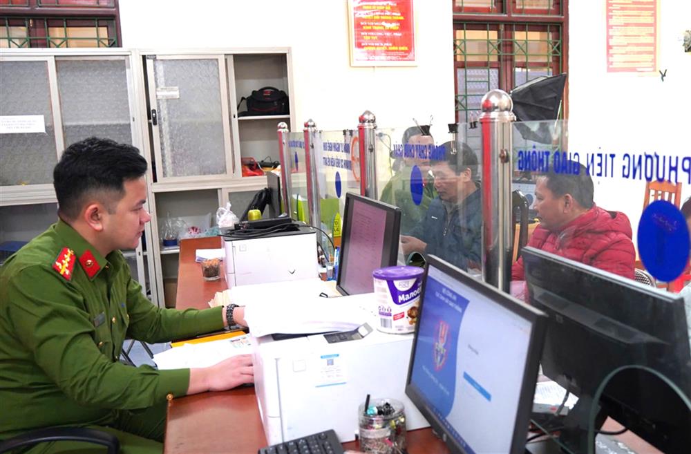 Người dân đến làm thủ tục cấp, đổi GPLX rất thuận tiện, nhanh chóng.