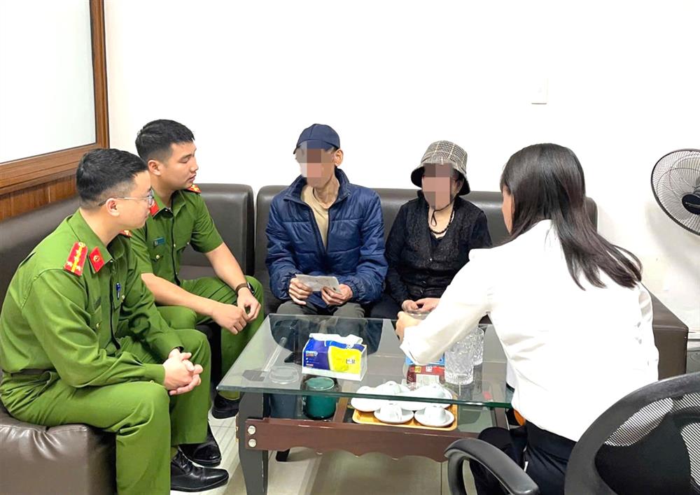 Cán bộ Công an phường Phương Lâm giải thích để bà N.T.H biết được phương thức, thủ đoạn của các đối tượng lừa đảo trên không gian mạng.