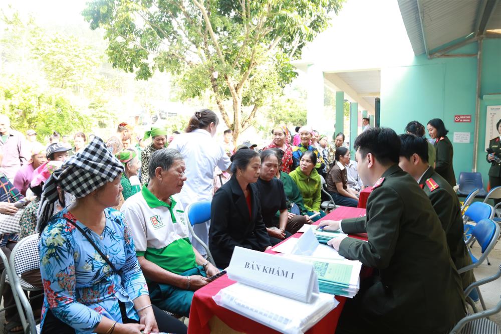 Người dân được hướng dẫn đăng ký thăm, khám bệnh.