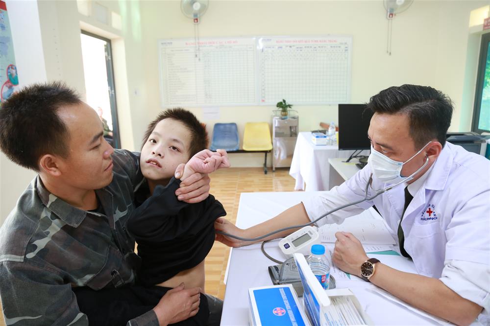 Bác sỹ thăm khám cho bệnh nhân mắc bệnh hiểm nghèo.