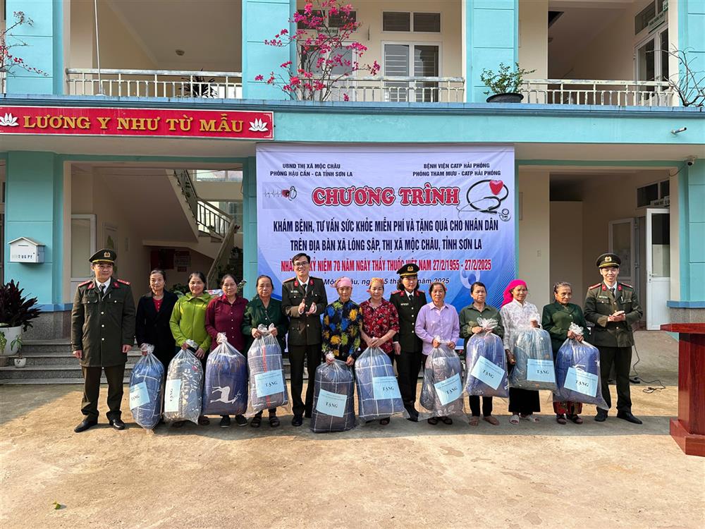 Đoàn công tác tặng quà hộ dân nghèo, cận nghèo của xã Lóng Sập.