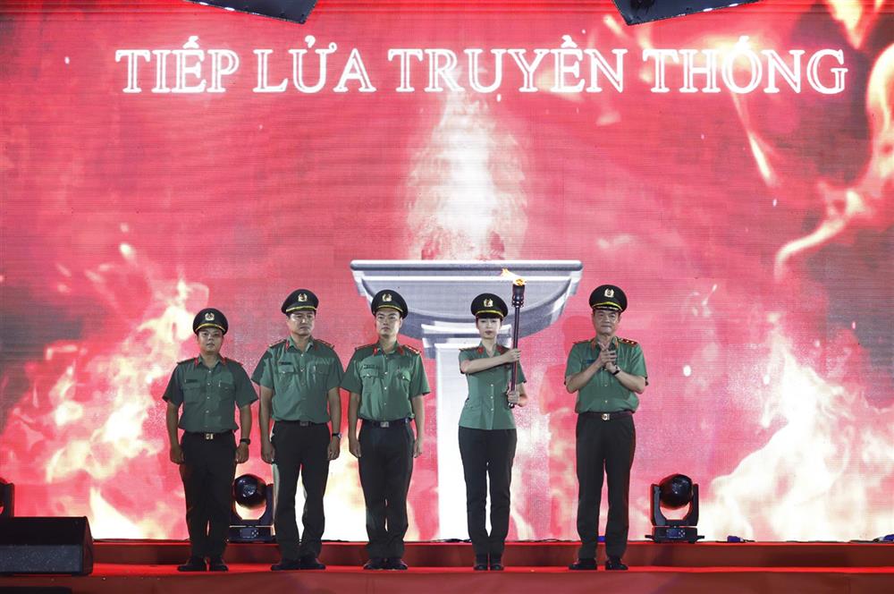 Thực hiện nghi thức tiếp lửa truyền thống.