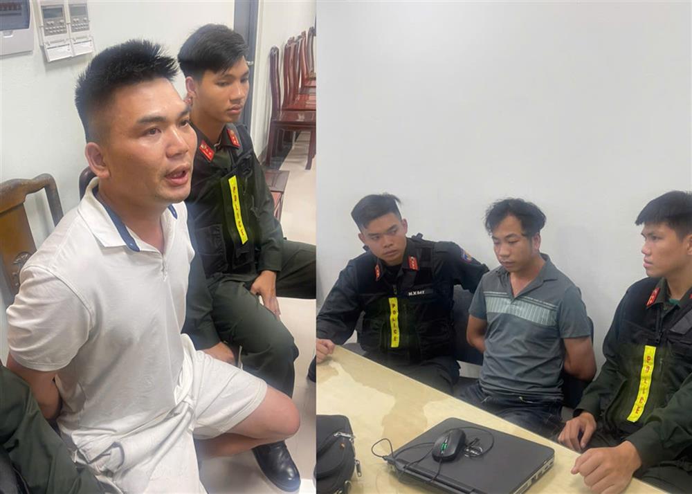 Đối tượng Hà Quang Sơn (áo trắng) và Hoàng Văn Đông (áo tối màu) bị lực lượng chức năng bắt giữ