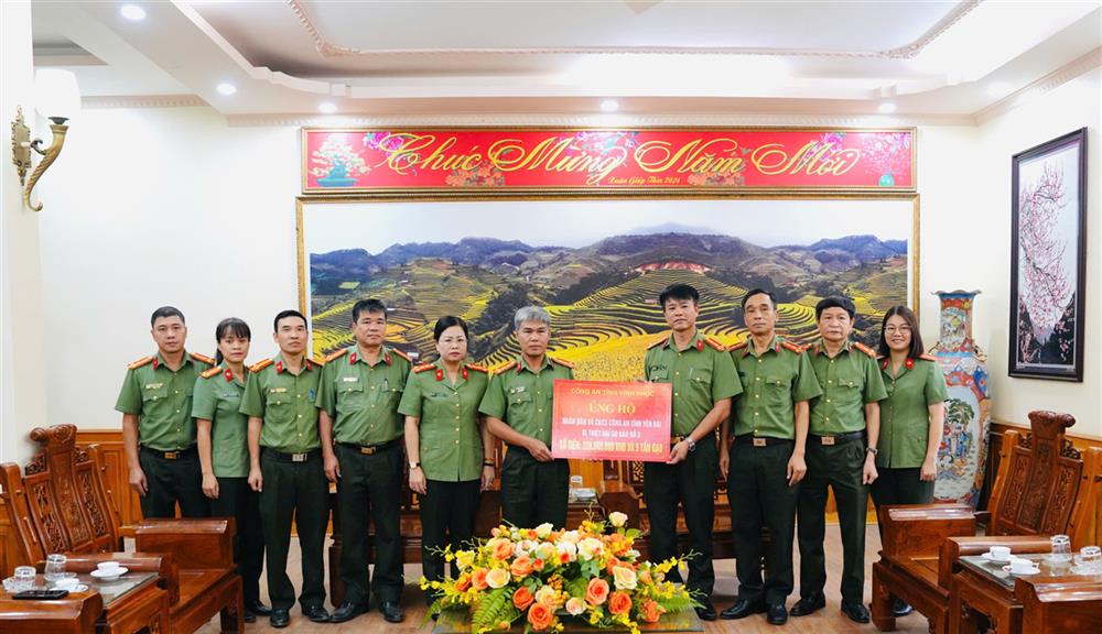 Đoàn công tác của Công an tỉnh Vĩnh Phúc thăm hỏi, tặng quà hỗ trợ cán bộ, Nhân dân trên địa bàn tỉnh Yên Bái do chịu ảnh hưởng nặng nề do cơn bão số 3 YaGi gây ra.