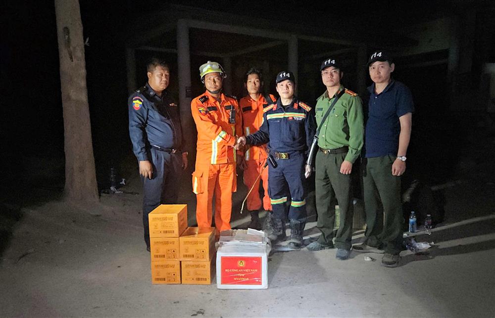 tại thị trấn Zabuthiri, Đoàn công tác cũng trao thuốc men và nhu yếu phẩm thiết yếu tặng chính quyền địa phương.