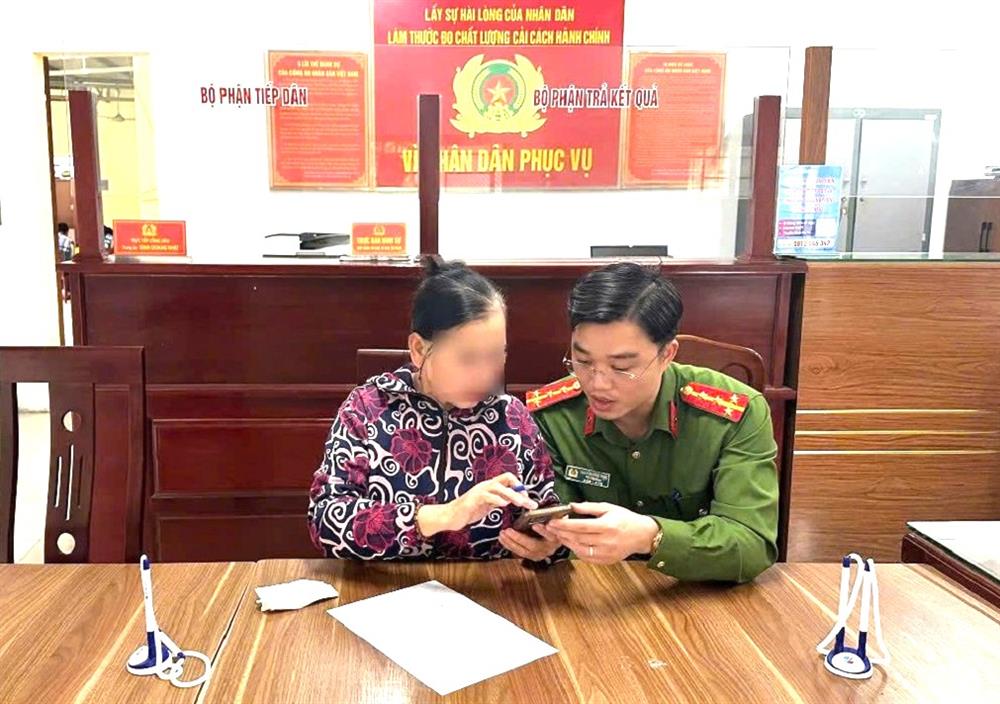 1. Đại úy Nguyễn Công Thận, Phó trưởng Công an phường Quỳnh Thiện giải thích cho bà T.T.Tr. về hành vi lừa đảo chiếm đoạt tài sản của đối tượng giả danh Công an.