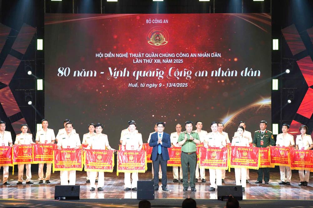 Đồng chí Nguyễn Chí Tài, Phó Chủ tịch Ủy ban nhân dân thành phố Huế và Thiếu tướng, NSND Nguyễn Công Bẩy, Phó Cục trưởng Cục Công tác chính trị trao giải tặng các Đoàn có tiết mục xuất sắc.