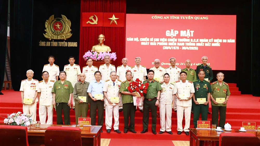 Lãnh đạo Công an tỉnh tặng hoa chúc mừng các đồng chí cán bộ Công an chi viện chiến trường miền Nam.