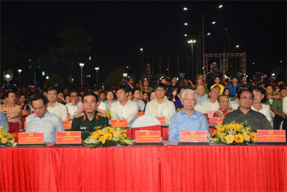 Thủ tướng Chính phủ Phạm Minh Chính và các đồng chí lãnh đạo, nguyên lãnh đạo Đảng và Nhà nước tham dự chương trình.