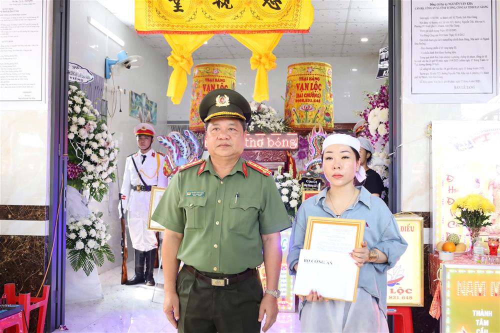 Thừa ủy quyền của lãnh đạo Bộ Công an, Đại tá Nguyễn Thanh Tràng, Phó Giám đốc Công an tỉnh trao Quyết định truy thăng cấp bậc hàm từ Đại úy lên Thiếu tá đối với đồng chí Nguyễn Văn Kha và tiền hỗ trợ của Bộ Công an cho vợ đồng chí Kha.
