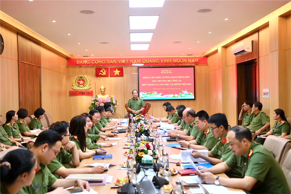Thứ trưởng Đặng Hồng Đức chủ trì buổi làm việc.
