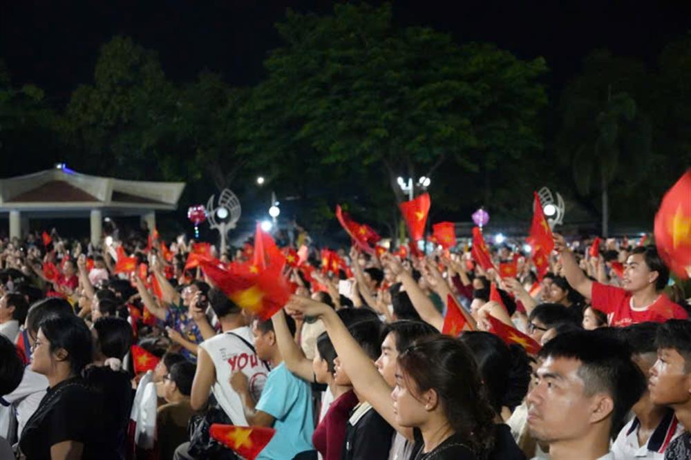 Đông đảo người dân đến thưởng thức chương trình.