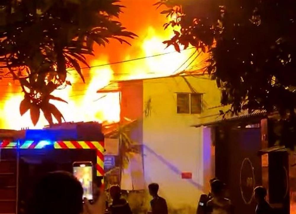 Ngọn lửa bùng cháy dữ dội.