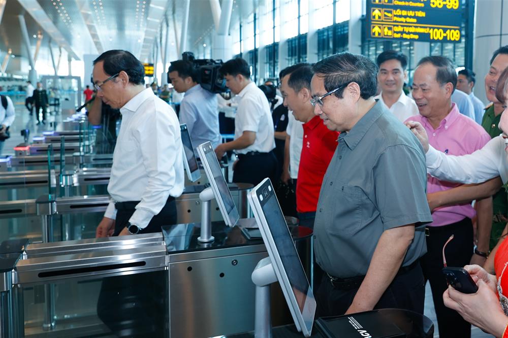 Tính năng "Dịch vụ hàng không" tích hợp trên ứng dụng VNeID cho phép người dùng có tài khoản định danh điện tử mức độ 2 thực hiện trực tuyến, nhanh chóng và an toàn các thao tác mua vé, check-in, qua cửa kiểm soát an ninh và cửa lên máy bay theo hình thức không chạm, chỉ với thao tác chụp khuôn mặt của mình.