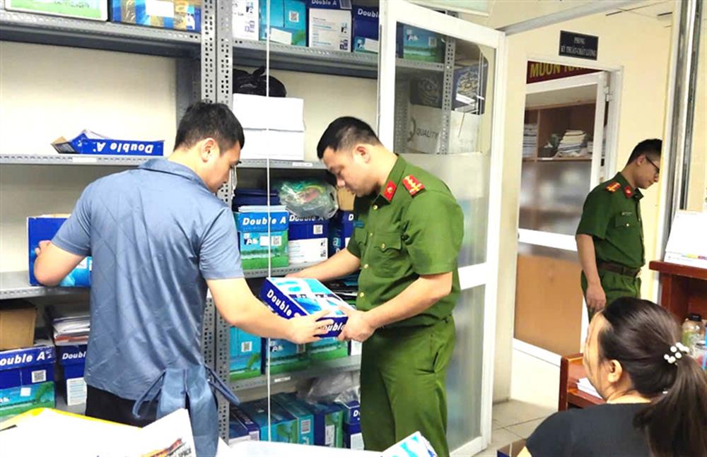 Cơ quan điều tra Công an tỉnh Phú Thọ tiến hành khám xét khẩn cấp nơi ở và nơi làm việc của đối tượng.