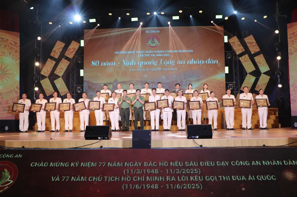 Thiếu tướng, Nghệ sĩ nhân dân Nguyễn Công Bẩy và Đại tá Nguyễn Văn Hận, Giám đốc Công an tỉnh trao kỷ niệm chương tặng các Đoàn nghệ thuật quần chúng tham gia Hội diễn.