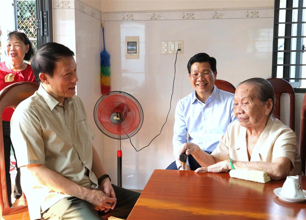 Bộ trưởng Lương Tam Quang thăm hỏi, động viên Mẹ Việt Nam Anh hùng Lê Thị Hai.
