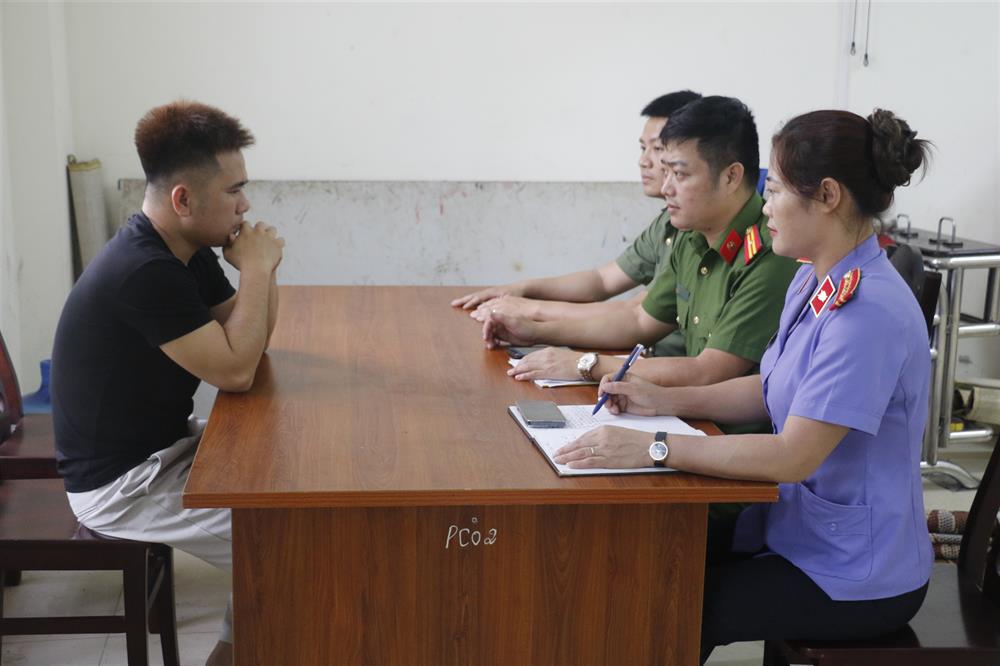 Cơ quan Công an lấy lời khai đối tượng cầm đầu Đậu Trọng Giáp.