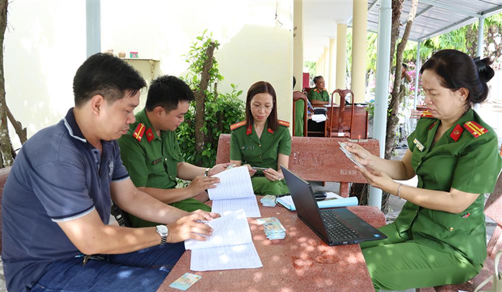 Phòng Cảnh sát quản lý hành chính về trật tự xã hội Công an tỉnh An Giang bàn giao căn cước của phạm nhận cho Trại giam Định Thành.