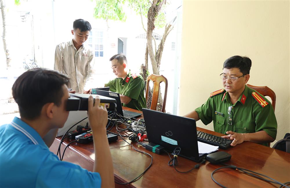 Thu nhận hồ sơ cấp căn cước cho các phạm nhân.