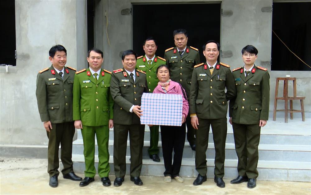 Thiếu tướng Đặng Trọng Cường tặng quà hộ nghèo xóa nhà tạm tại xã Chiềng Khoa, huyện Vân Hồ.