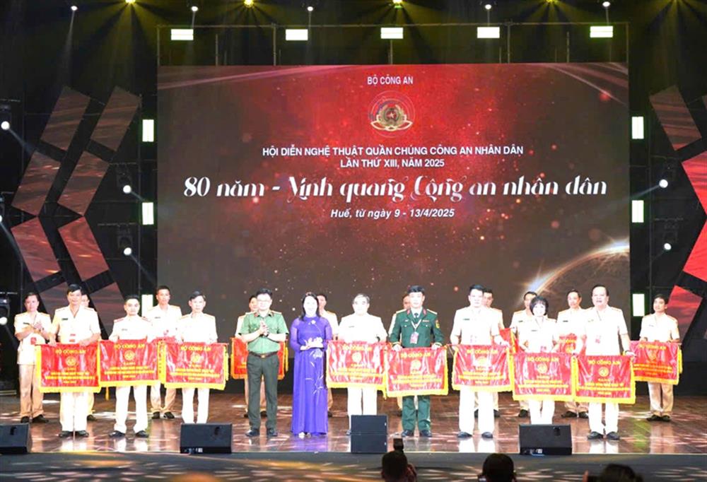 Đại tá Nguyễn Thanh Tuấn, Giám đốc Công an thành phố Huế và đồng chí Nguyễn Thị Ái Vân, Chủ tịch Ủy ban Mặt trận Tổ quốc Việt Nam thành phố Huế trao giải chương trình nghệ thuật tốt cho các đoàn.