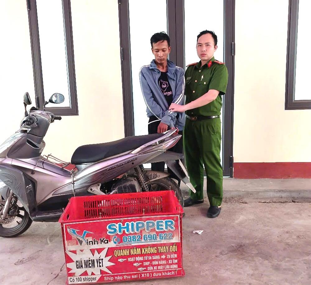 Đối tượng Nguyễn Văn Hà cùng tang vật.