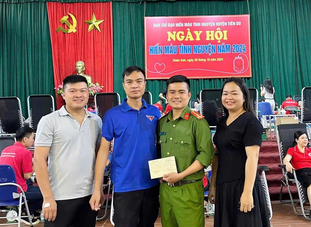 Thượng uý Giáp Tuấn Vũ nhiệt tình tham gia các hoạt động tình nguyện, an sinh xã hội tại địa phương, trong đó tích cực tham gia hiến máu tình nguyện.
