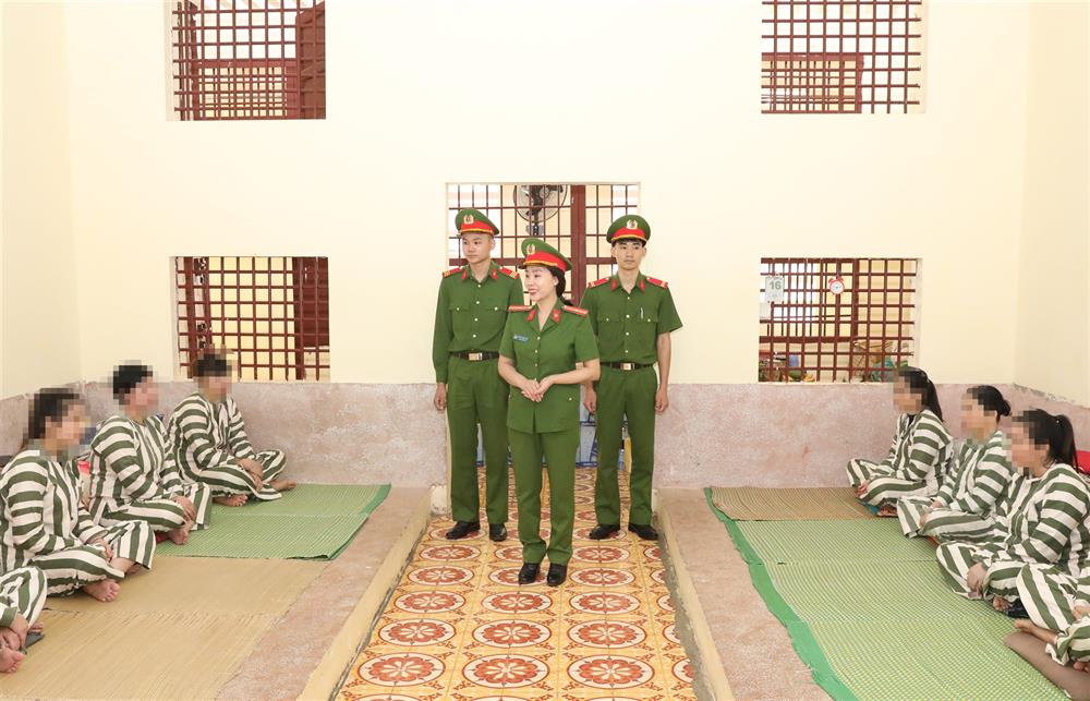 Cán bộ quản giáo Trại tạm giam Công an tỉnh Sơn La tăng cường nắm bắt tâm tư nguyện vọng của mỗi phạm nhân.