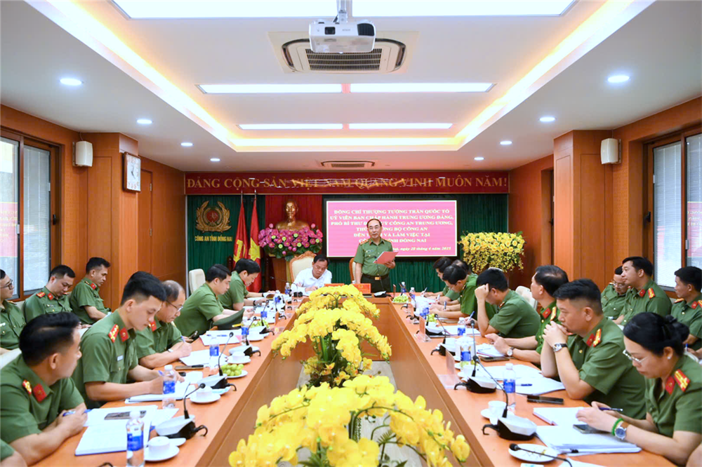 Toàn cảnh buổi làm việc.